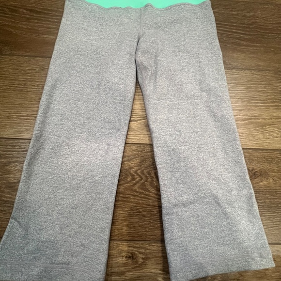 Lululemon Groove REVERSIBLE Crop Wide Leg Leggings Gray/black Gray/teal Size 2 - Picture 9 of 11